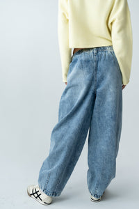 Kamryn Tapered Baggy Jeans in Medium Wash - FINAL SALE